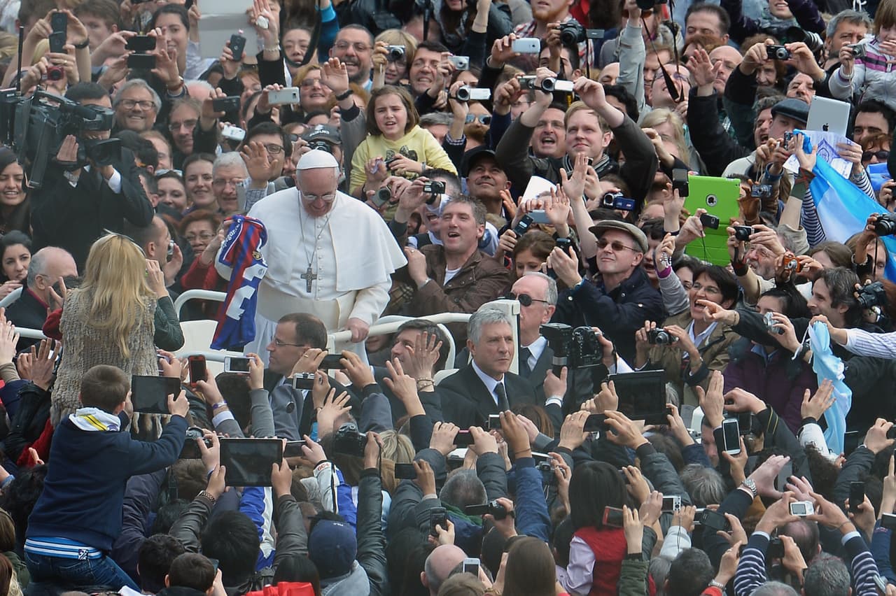Basten unos cuantos datos para iniciar. Francisco, Benedicto XVI y Juan Pablo II tuvieron alguna relación cercana con el fútbol y el balón. Existe también una Clericus Cup y una Selección Vaticana.