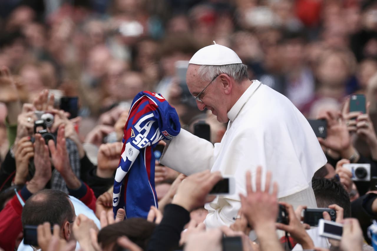 El Papa Francisco visita estos días México y es buen pretexto para recordar que no por portar sotana en el cuerpo y una Biblia en la mano, los hombres del Vaticano hacen a un lado su amor por el balón que en muchos casos es tan grande o más que el de cualquier seguidor avezado.