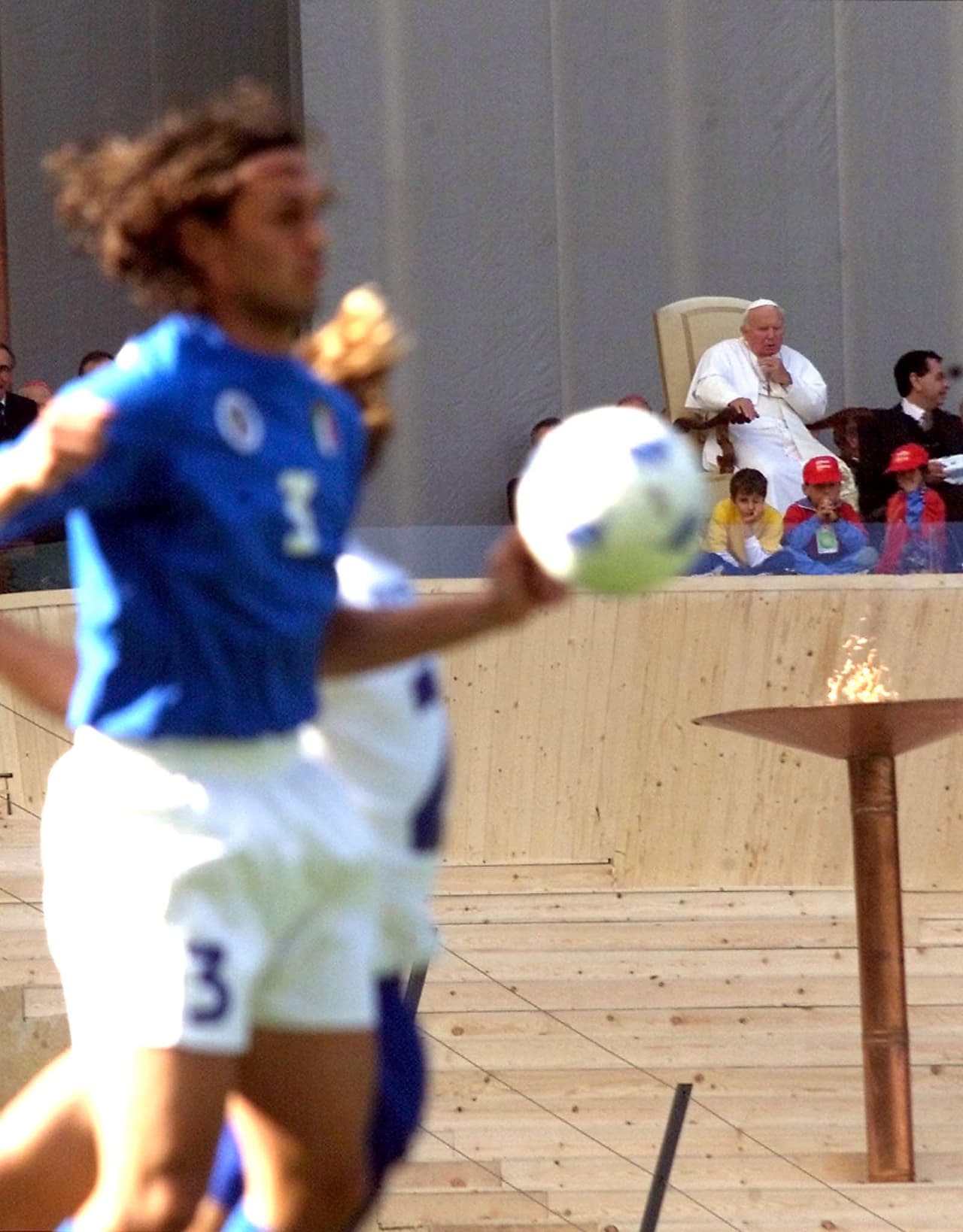Juan Pablo II fue el primer Papa en asistir a un partido de fútbol, lo hizo en un encuentro entre Italia y un equipo All Stars. El duelo fue en el Estadio Olímpico de Roma con motivo del Jubileo de los Deportistas en el año 2000.
