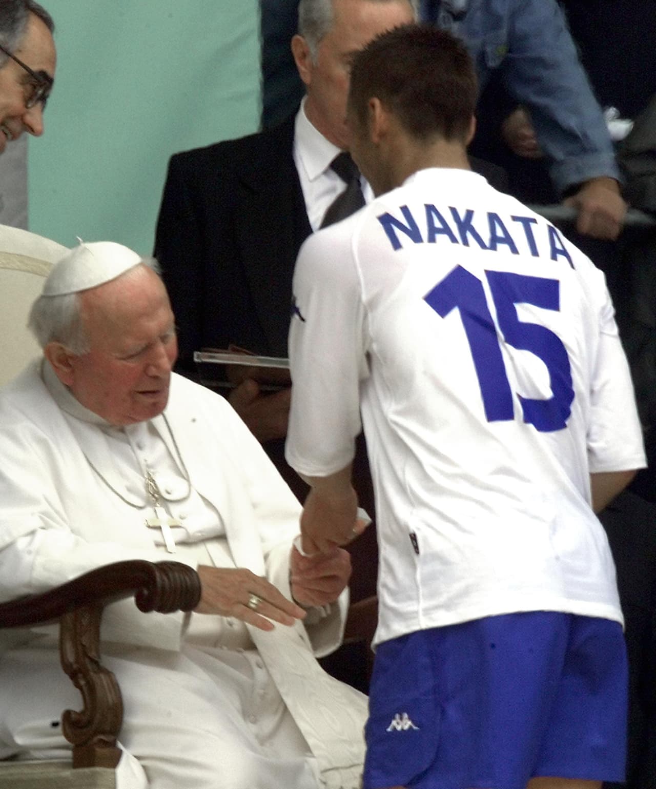 Previo al Mundial de Italia 90, bendijo el balón con el que se inauguró la competencia entre Argentina y Camerún que finalmente ganaron los africanos.
