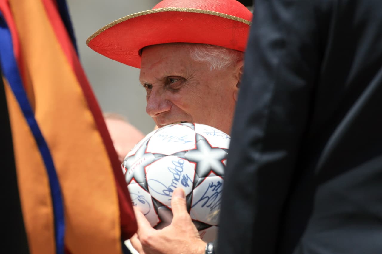 Unos meses después, el Bayern Múnich retribuyó la deferencia otorgándole el carnet de socio número 100 mil.