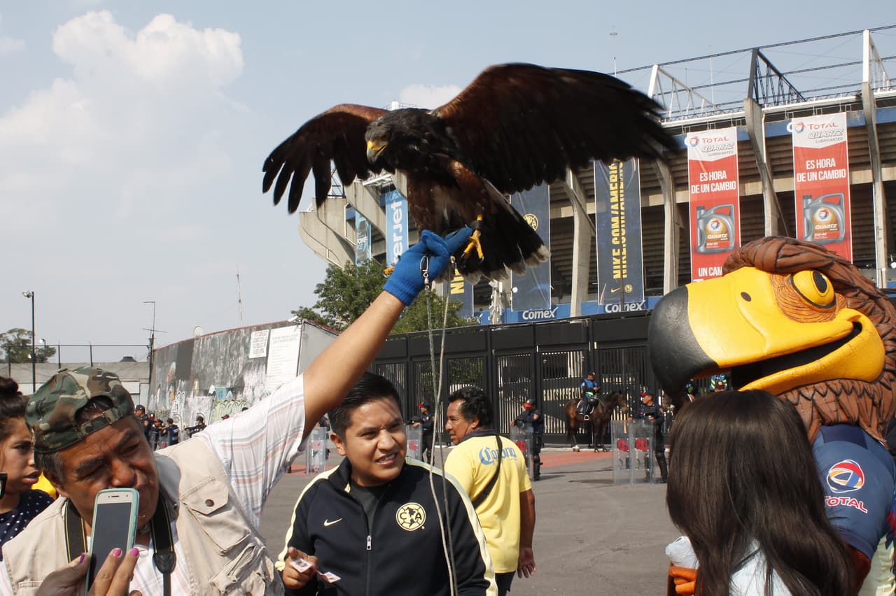 Los aficionados del América llegaron en gran número al Azteca con la ilusión de conseguir la remontada después de caer por 4-1 en la ida ante Santos Laguna. Familiares y amigos se reunieron desde la previa viviendo un ambiente muy colorido.