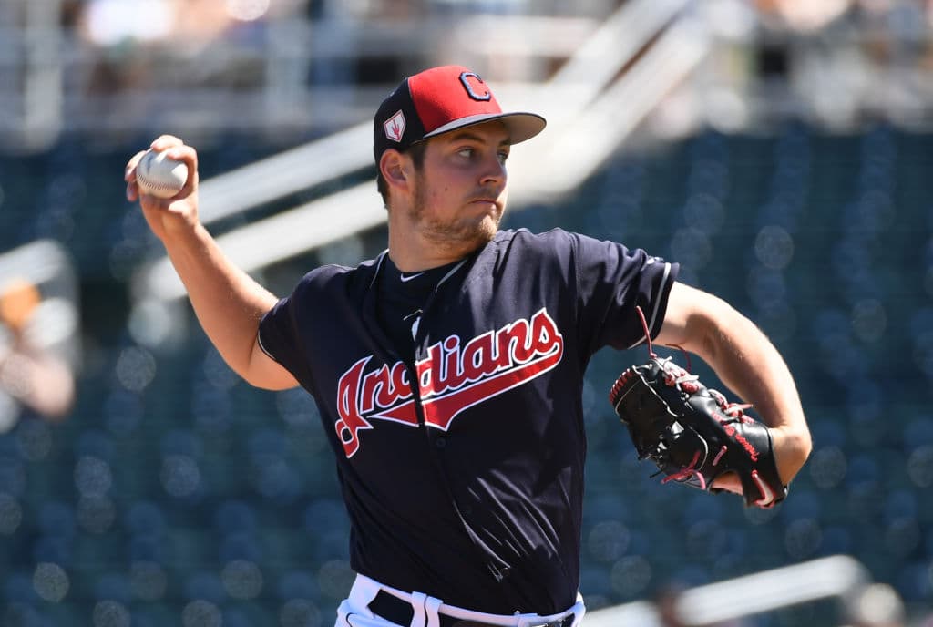 De vuelta en Estados Unidos. Trevor Bauer de los Cleveland Indians se dispone a realizar un lanzamiento, y por la manera de tomar la esférica, se trata de un cambio de velocidad en el juego ante los San Diego Padres en Goodyear Ballpark, en Goodyear, Arizona, este lunes.