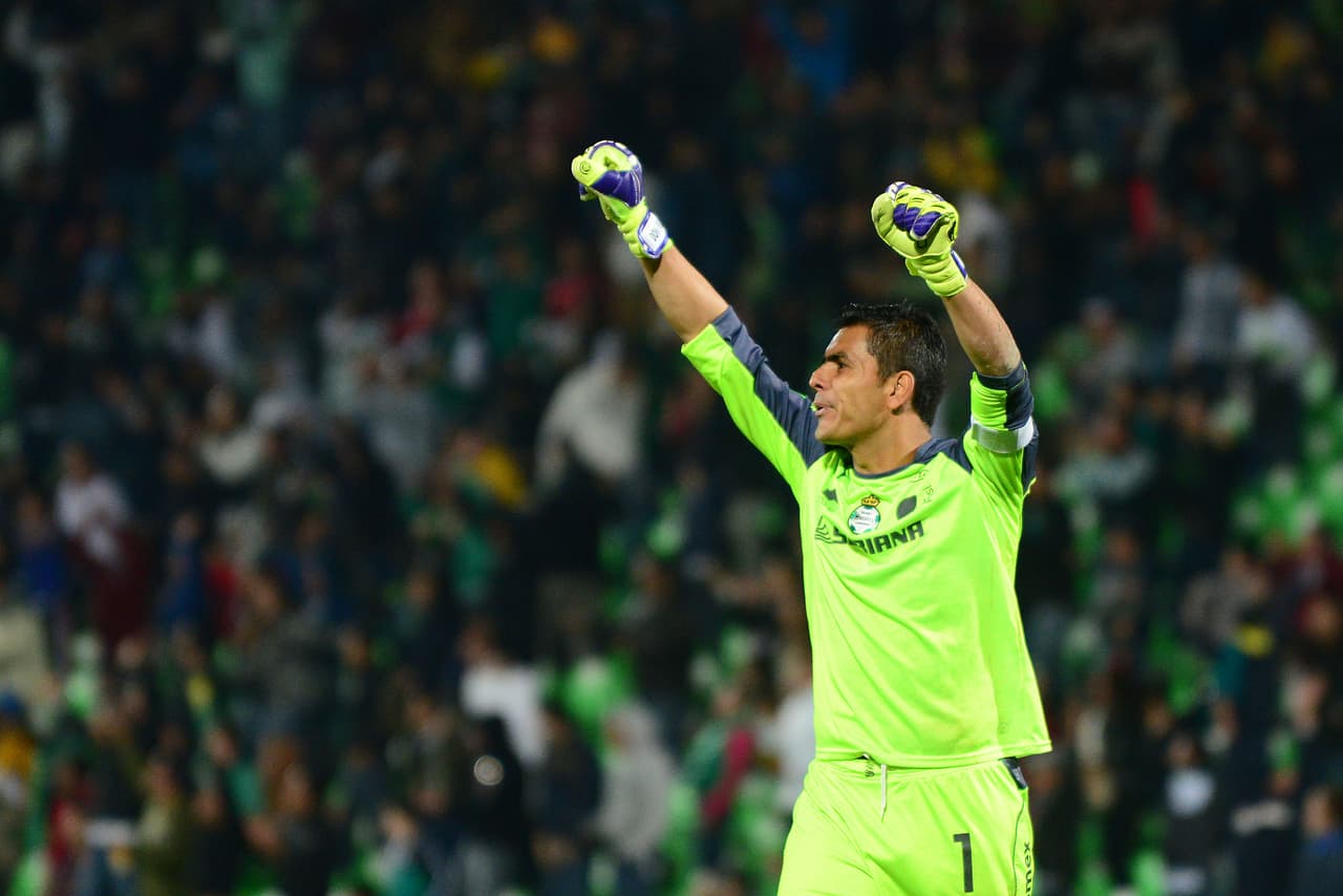 Oswaldo Sánchez cuando jugaba con Santos.