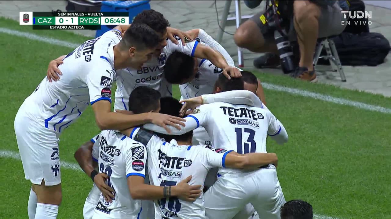 ¡GOL!  anota para Monterrey. Maximiliano Meza