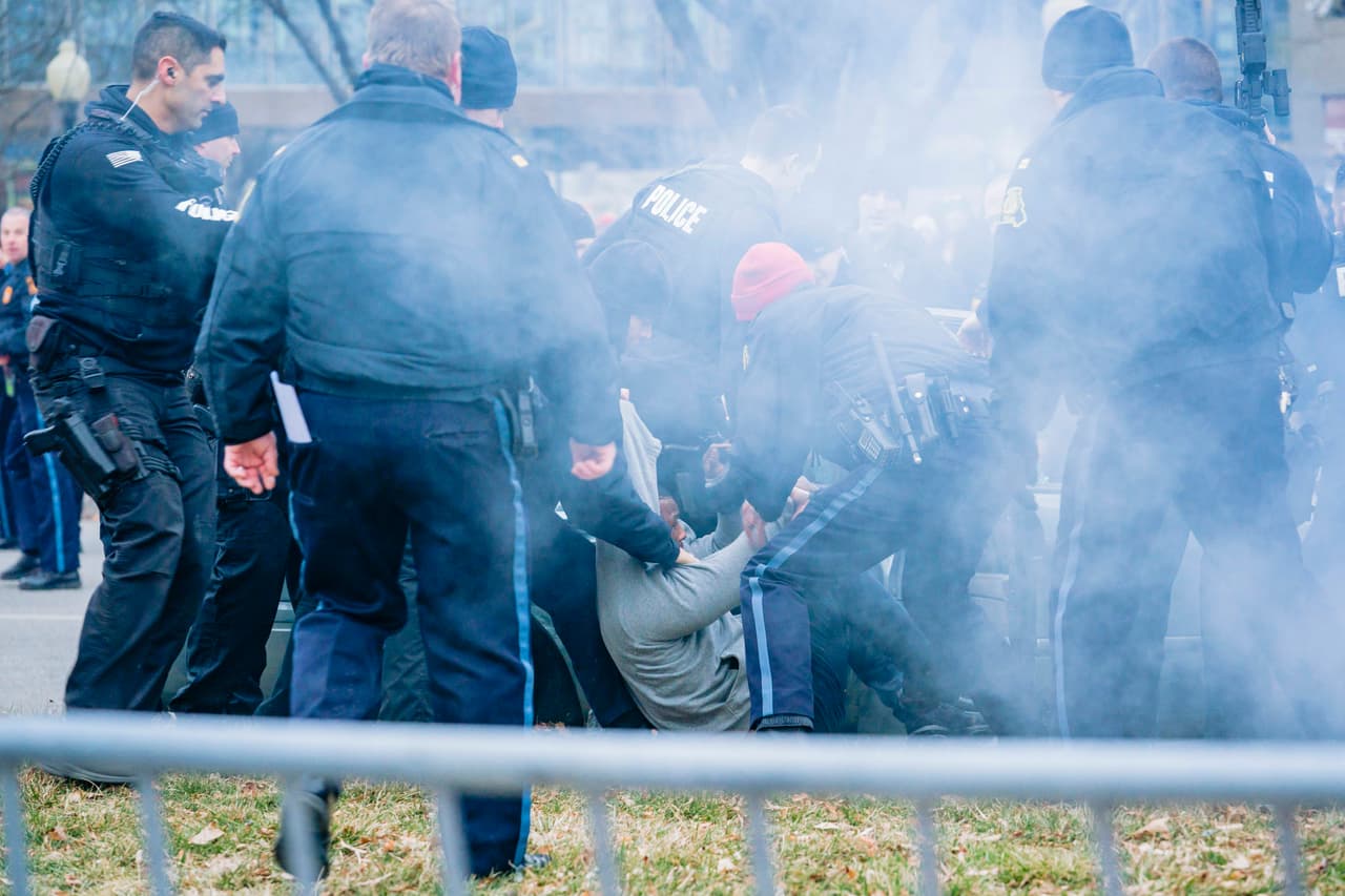 Instantes antes del desfile en Kansas City, Missouri, donde la gente ya espera a los Chiefs, se presentó una persecución que tuvo éxito.