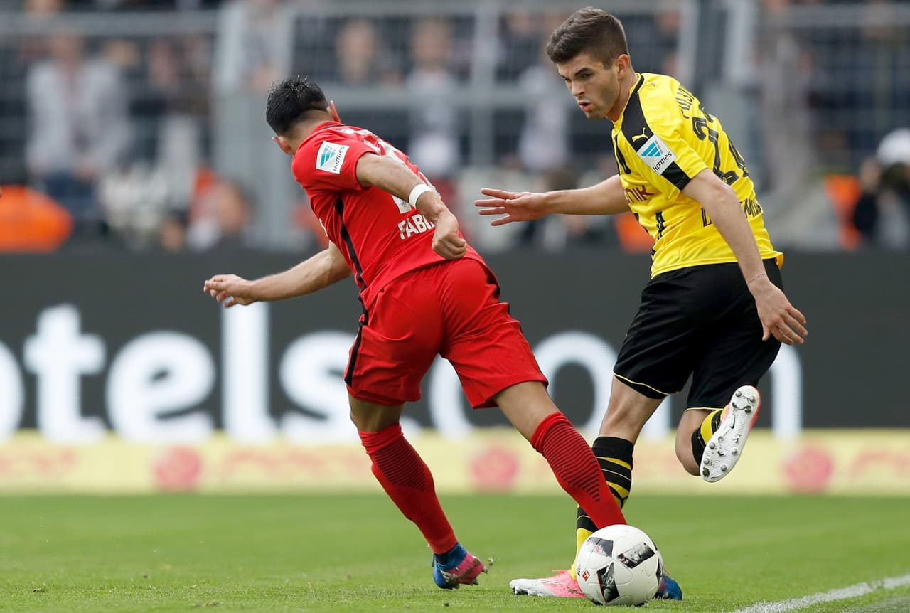 La presión en salida del Dortmund era muy buena, pero también su capacidad de darle tránsito al balón por toda la cancha. Acá, Pulisic eludía la marca del mexicano Fabian con un taquito por la banda.