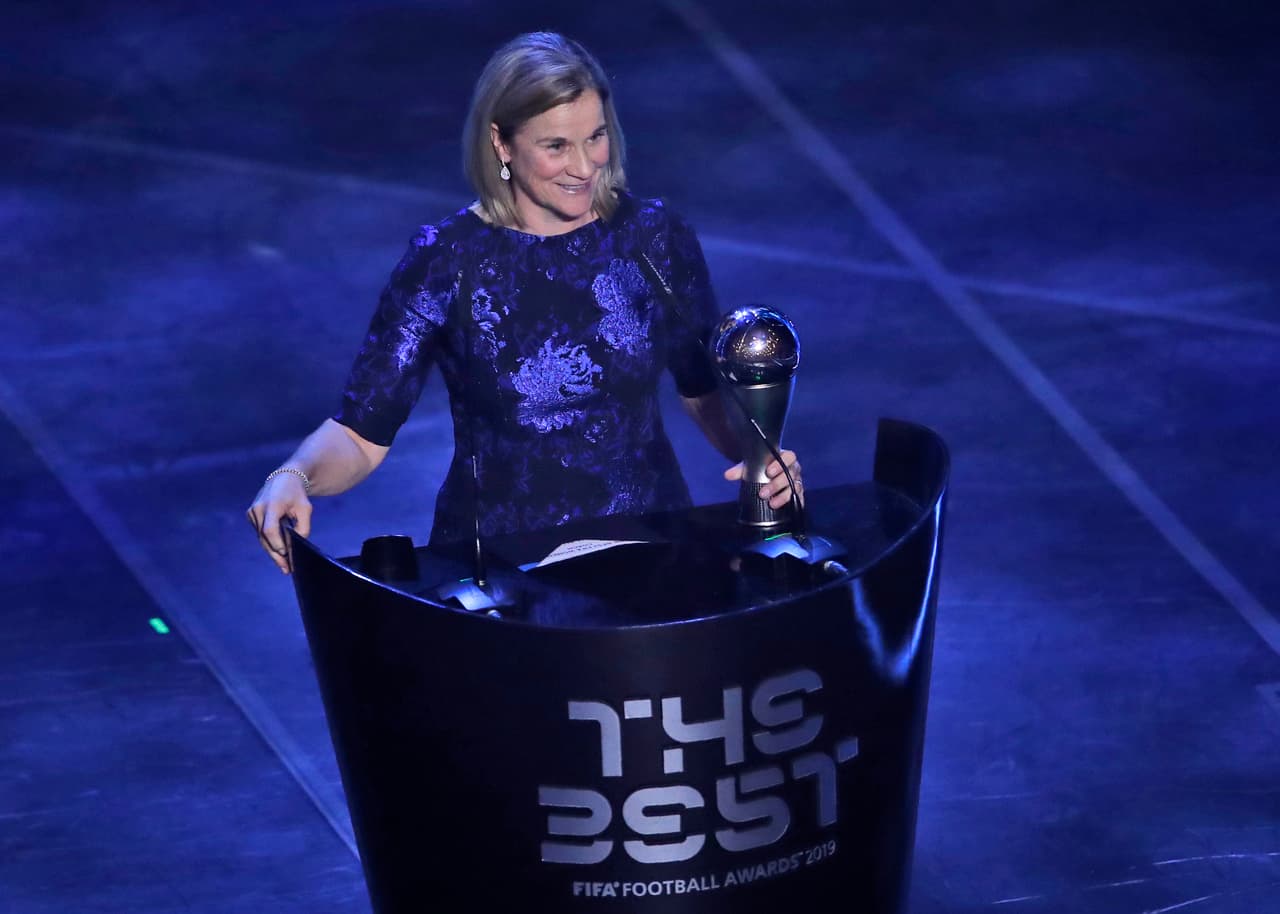 La entrenadora de la selección femenina de futbol de Estados Unidos, Jill Ellis, recibe su premio the Best FIFA .