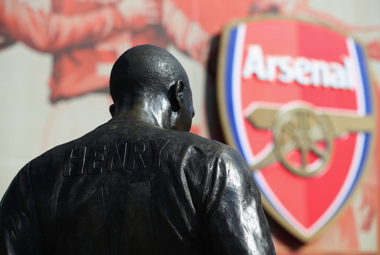 En el 2016, pusieron una estatua en su honor a las afueras del Emirates Stadium.