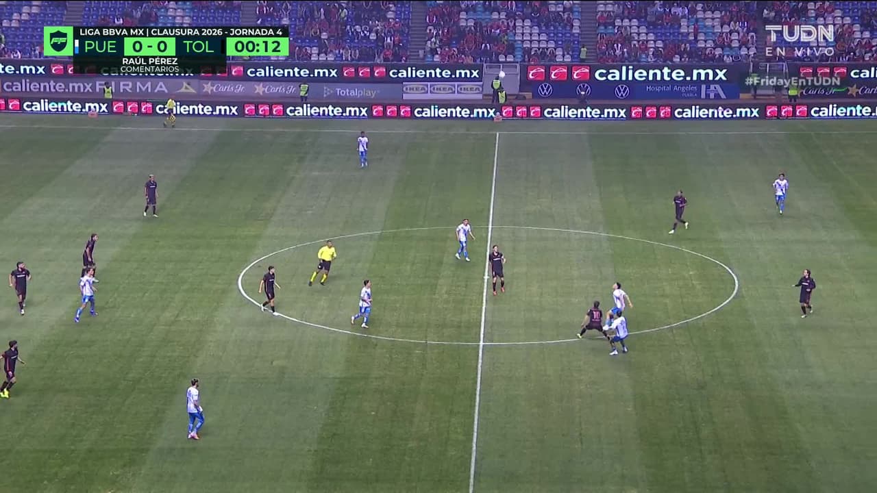 Arranca el partido y la pelota está en juego.