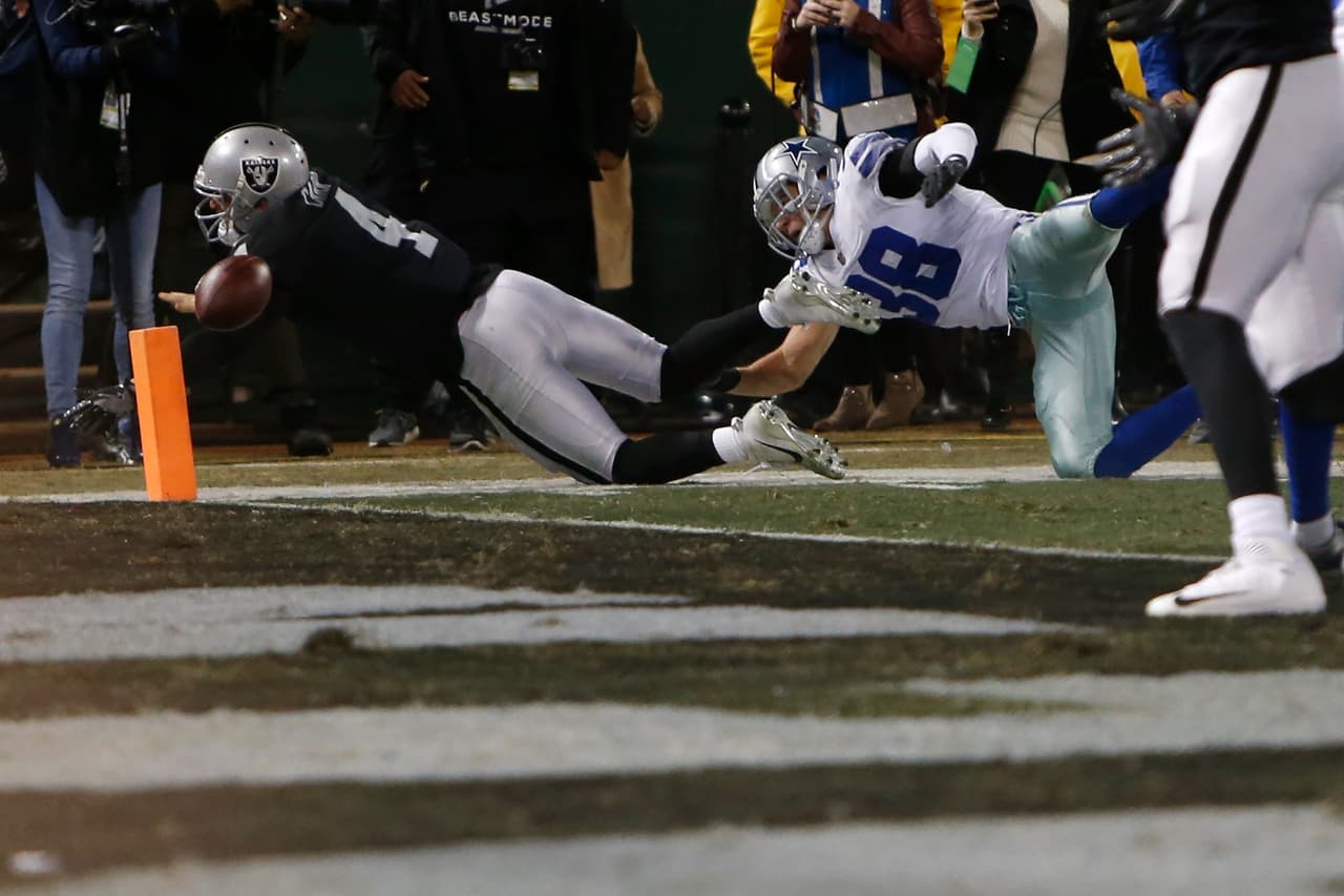 La jugada del partido. Con 20 segundos en el reloj, un balón suelto de Derek Carr provocado por Jeff Health salió en la zona de anotación de los Cowboys generando un touchback que terminó con las esperanzas de los Raiders.