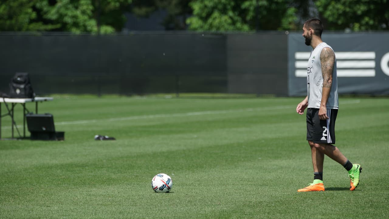 Clint y la pelota, una relación de amor a primera vista