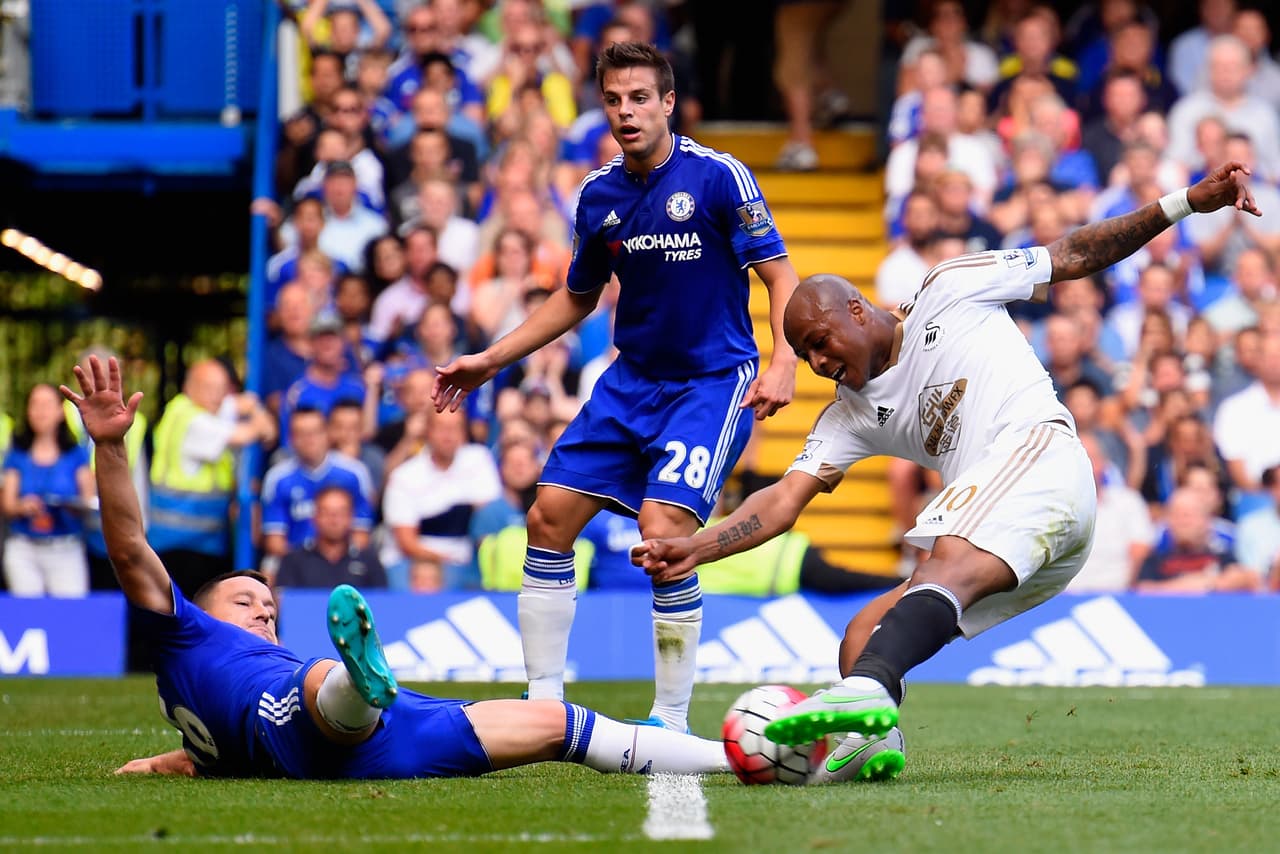 La jornada sabatina cerró con el debut del campeón Chelsea en Stamford Bridge haciéndole los honores al Swansea City que resultó una visita incómoda pues emparejó el partido tras el gol de Oscar con anotación de André Ayew.