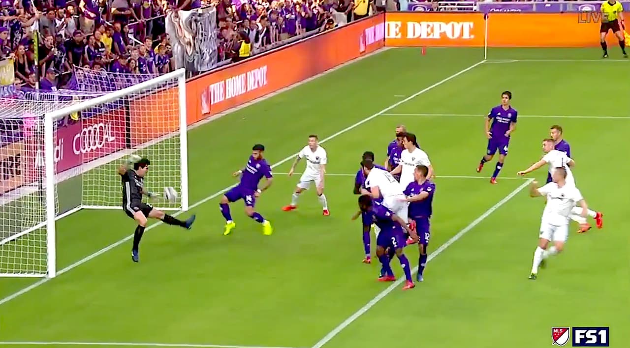 Wayne Rooney la pone en el área y Steven Birnbaum vence al guardameta con un letal testarazo