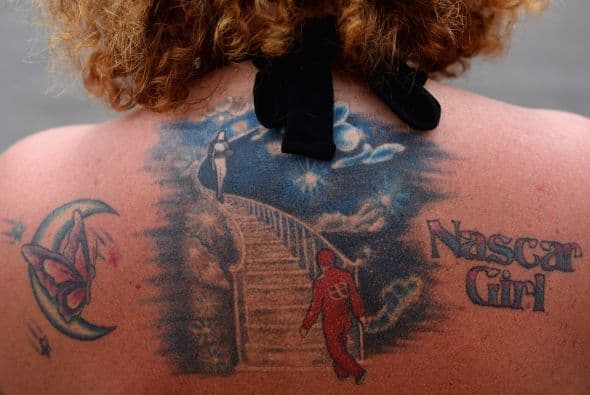 Un fan de las carreras muestra su tatuaje durante la Copa Sprint de NASCAR Camping World RV Sales 301 en el New Hampshire Motor Speedway.