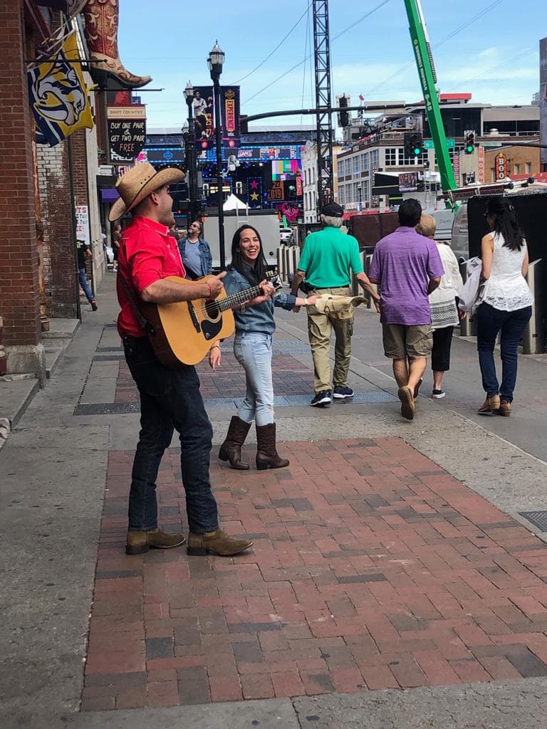 La música, las sonrisas y el deporte se tomaron el capítulo 8 de 'La Carrera' de Univisión en Phoenix, una de las sedes de la Copa Oro.
