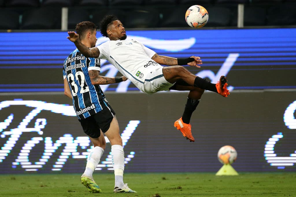 Con gol de penal al minuto 90+12, Gremio consigue un valioso empate en casa frente a Santos en la ida de los cuartos de final.