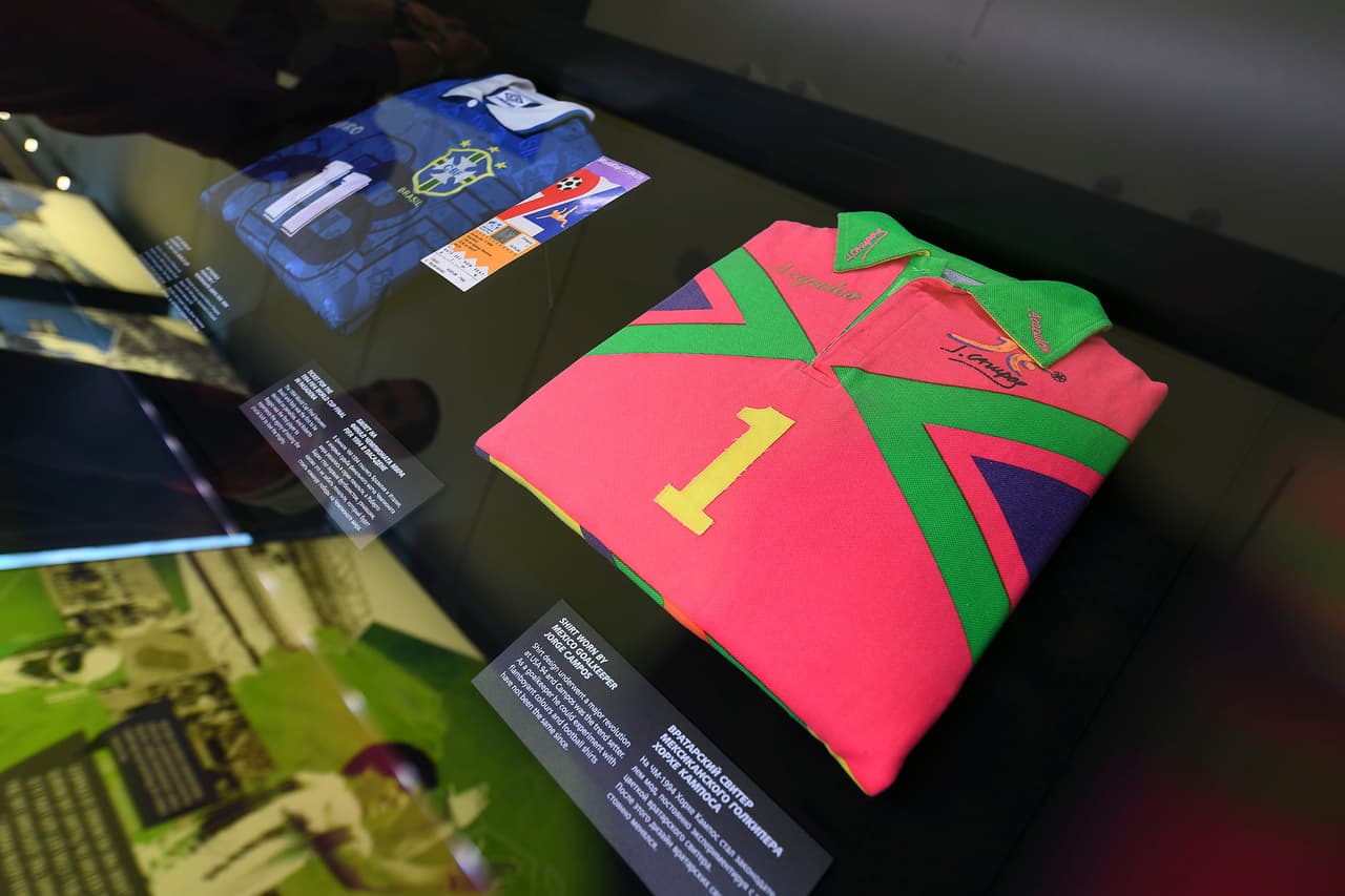 Playeras de seleccionados, entre ellas las de exjugadores de México, y otros accesorios para el recuerdo del deporte están expuestos en el Museo del Fútbol de FIFA en Rusia.