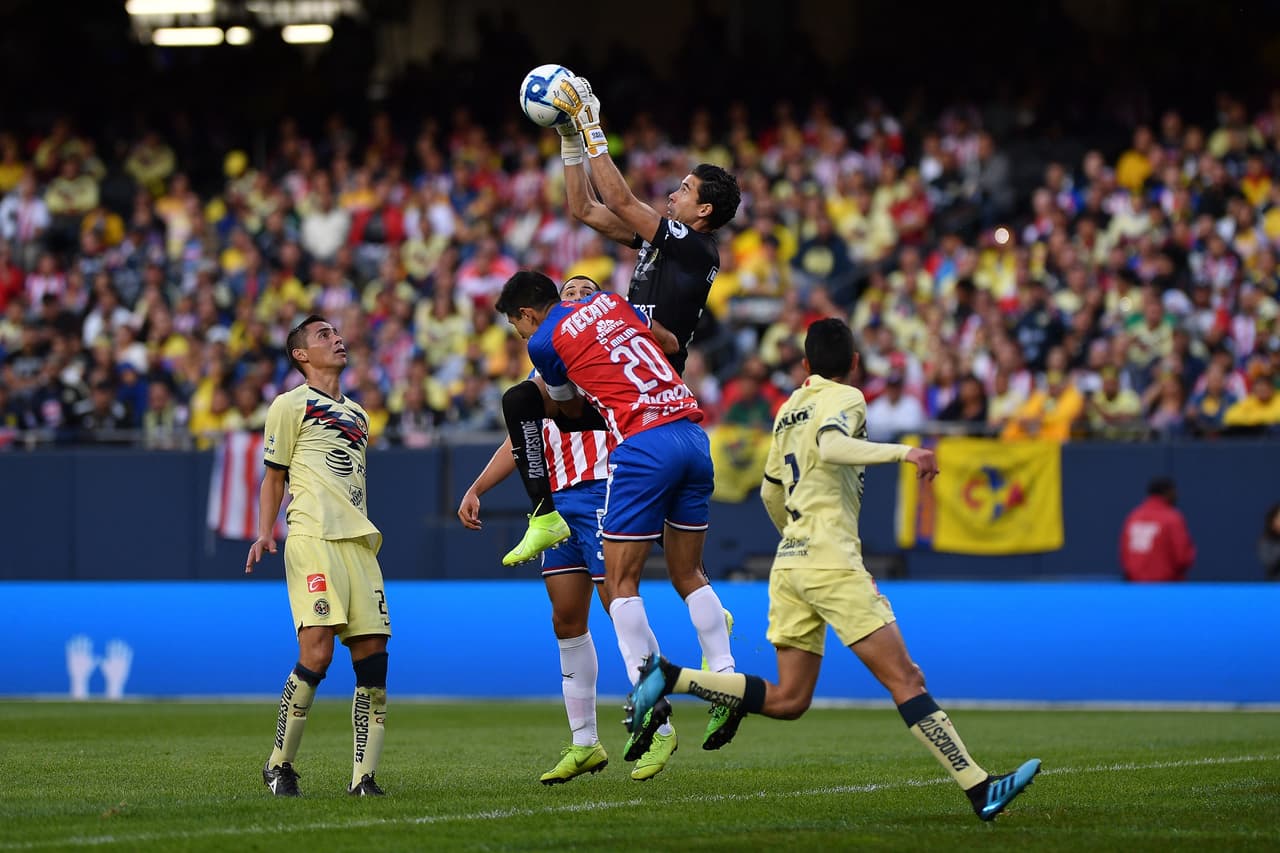 Óscar Jiménez sale a cortar un centro que buscaba el remate de Jesús Molina.