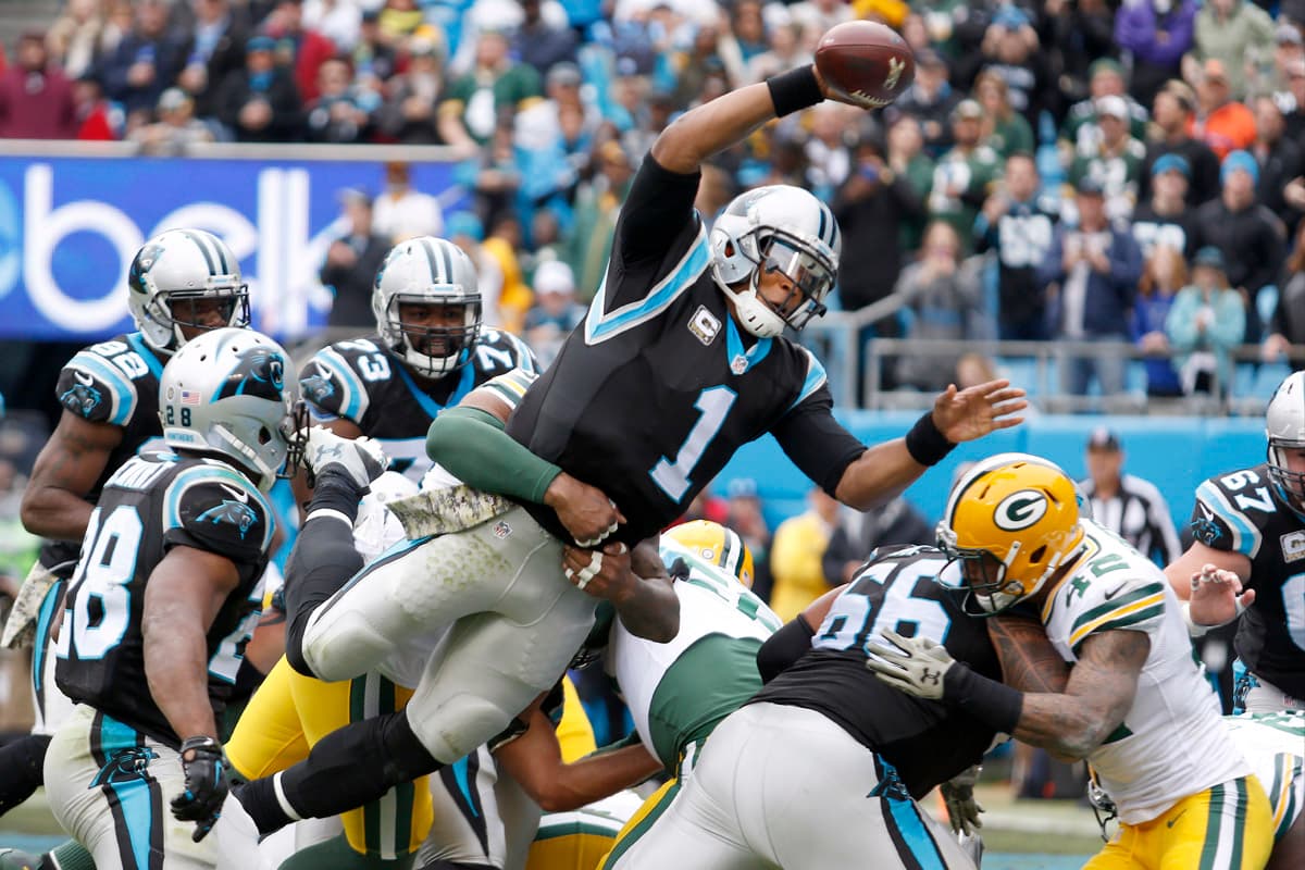 Newton pasó para 297 yardas con tres TDs y corrió para 57 yardas y un TD en el juego que los Panthers ganaron 37-29 a los Packers.
