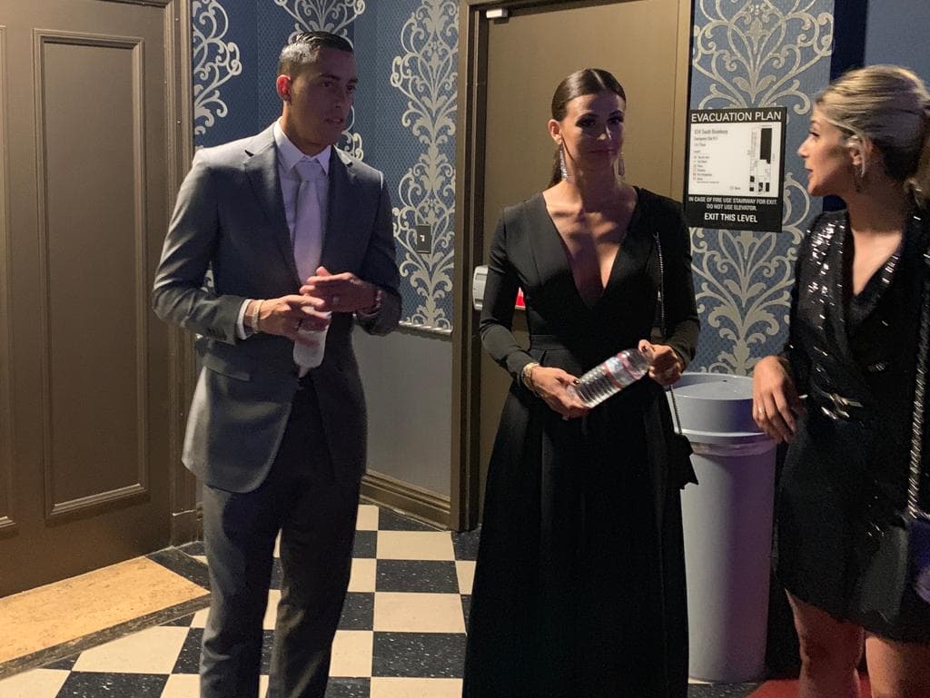 Rogelio Funes Mori bien acompañado antes del inicio de la ceremonia del Balón de Oro.