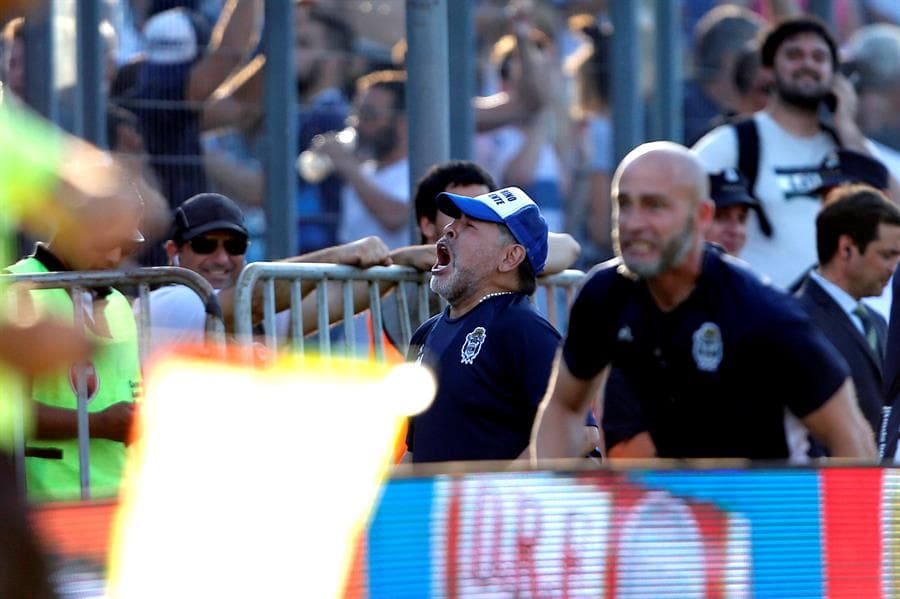 El Diego se sacude la presión y se desahoga con el grito de gol por todos los aires.