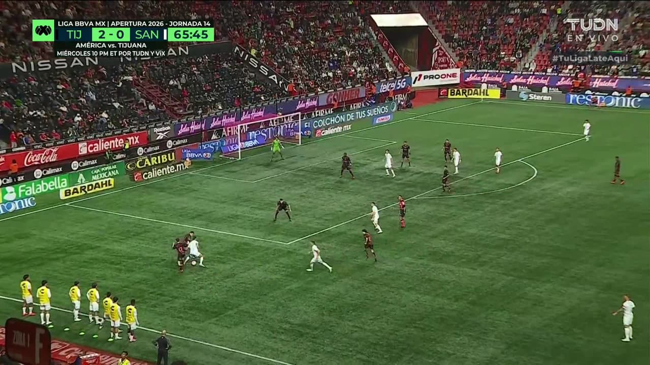 ¡GOL!  anota para Santos Laguna. Esteban Lozano