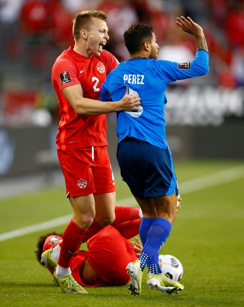 Atiba Hutchinson, Jonathan David y Tajon Buchanan fueron las estrellas canadienses que anotaron en la goleada 3-0 sobre El Salvador.