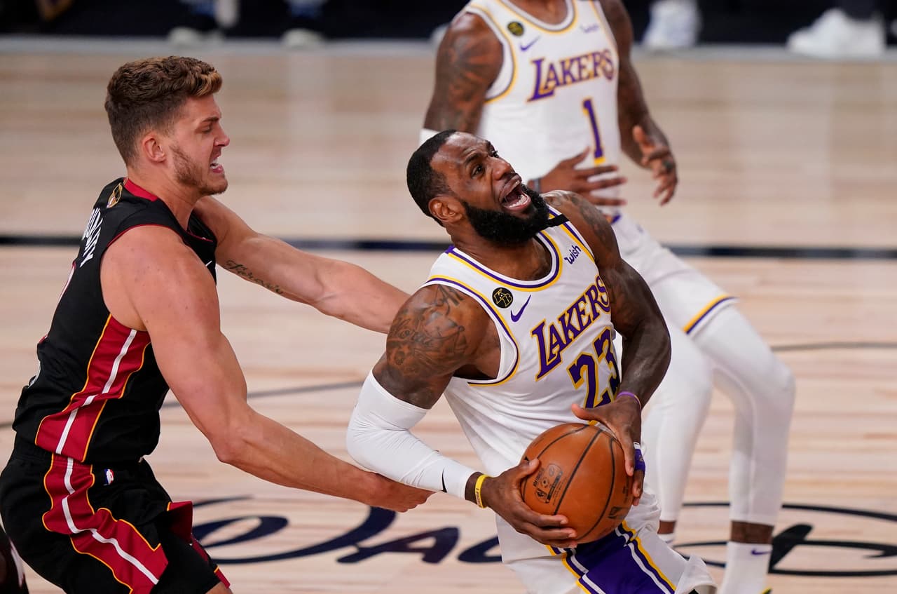 Miami Heat consigue la hazaña de vencer a los Lakers 104-115 sin dos jugadores titulares, Jimmy Butler sale inspirado, anota 40 puntos y consigue su primer triple doble en Finales de NBA.