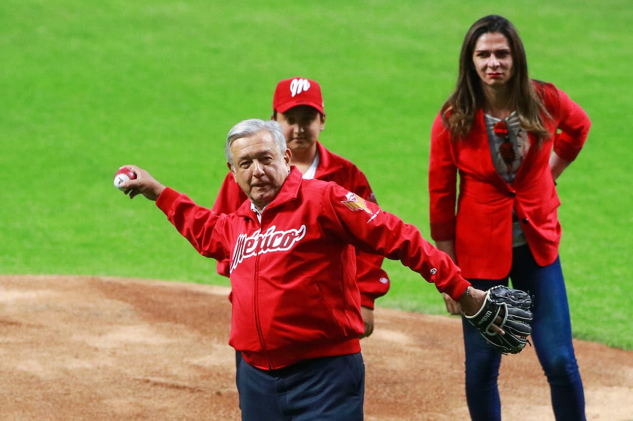 El Presidente de México Andrés Manuel López Obrador se encargó de hacer el lanzamiento inicial en la inauguración del Estadio Alfredo Harp Helú, nueva sede de los Diablos Rojos del México.