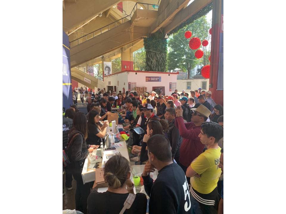 Hay de todo y para todos en las inmediaciones de la Monumental: chistorra, paella, juegos, souvenirs... ¡el ambiente es insuperable!