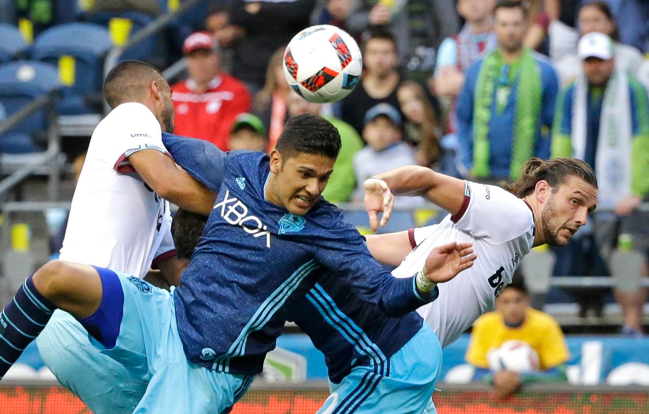 Este defensa central de 25 años realizó su etapa formativa como futbolista en el Club Tijuana, donde militó en las categorías Sub-17 y Sub-20.