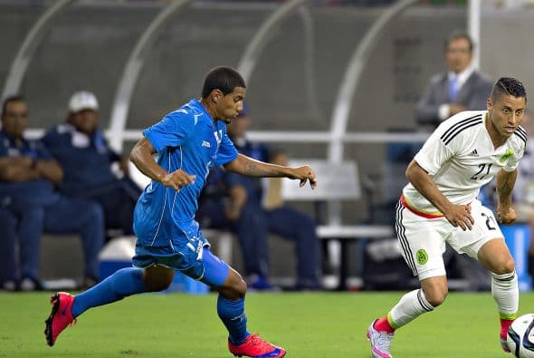 7 Carlos Esquivel parece la pieza ideal que el "Piojo" necesitaba por la banda derecha. Enseñó madurez y paciencia al buscar espacios contra el conjunto catracho.