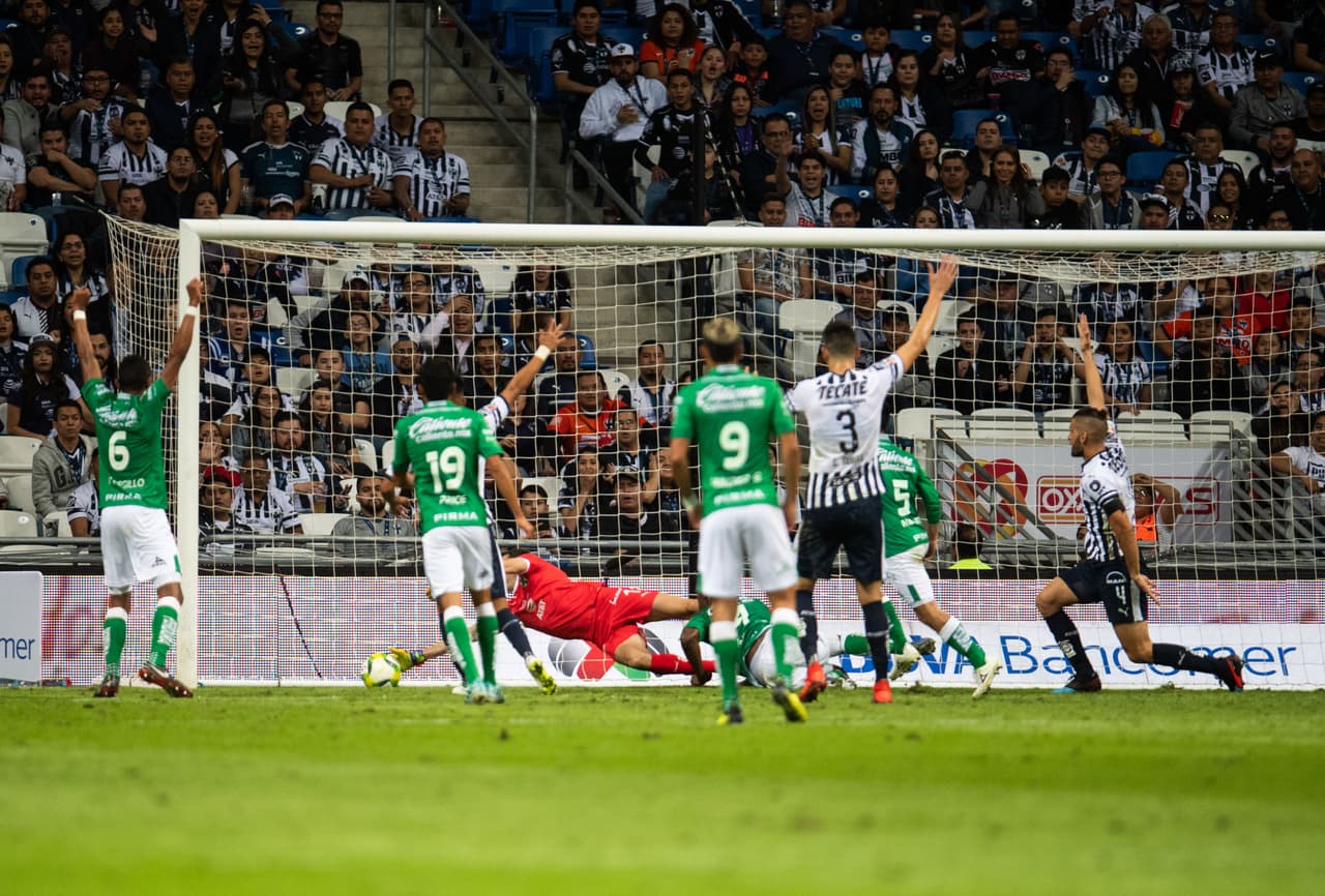 En el tiempo añadido, minuto 90+4 un cabezazo de Andrés Mosquera pegó en el palo, luego en su cuerpo y el balón traspasó la línea de meta, el 2-2 del León.