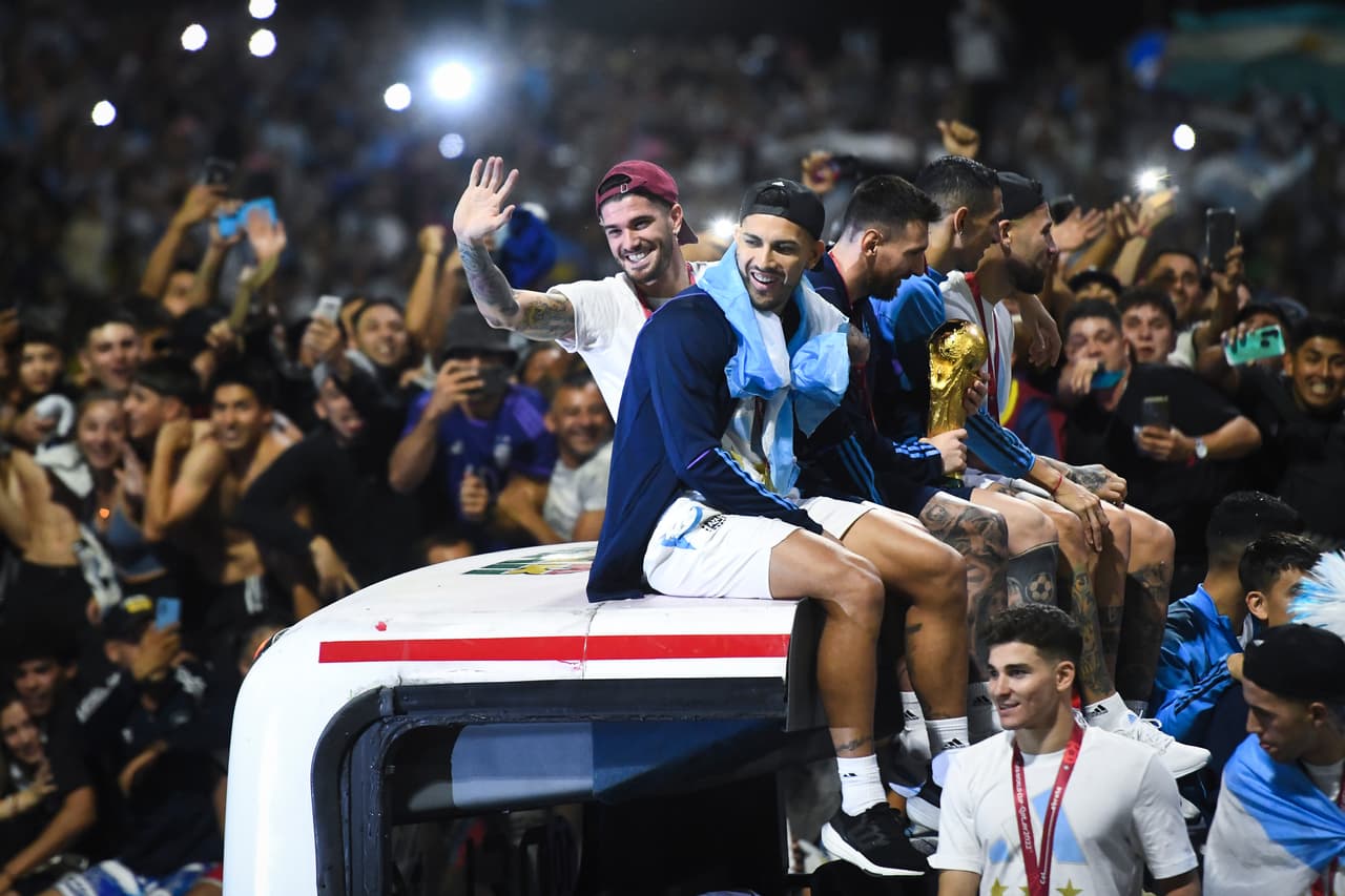 Festejos de la selección argentina en Buenos Aires tras ganar el Mundial Qatar 2022.