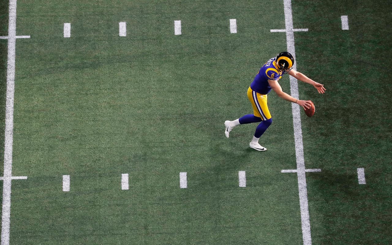 Jugadas más tarde, cuando los Rams recuperaban el ovoide, se repitió la misma historia: Hekker volvió a realizar una patada de despeje, Sumaba ocho.
