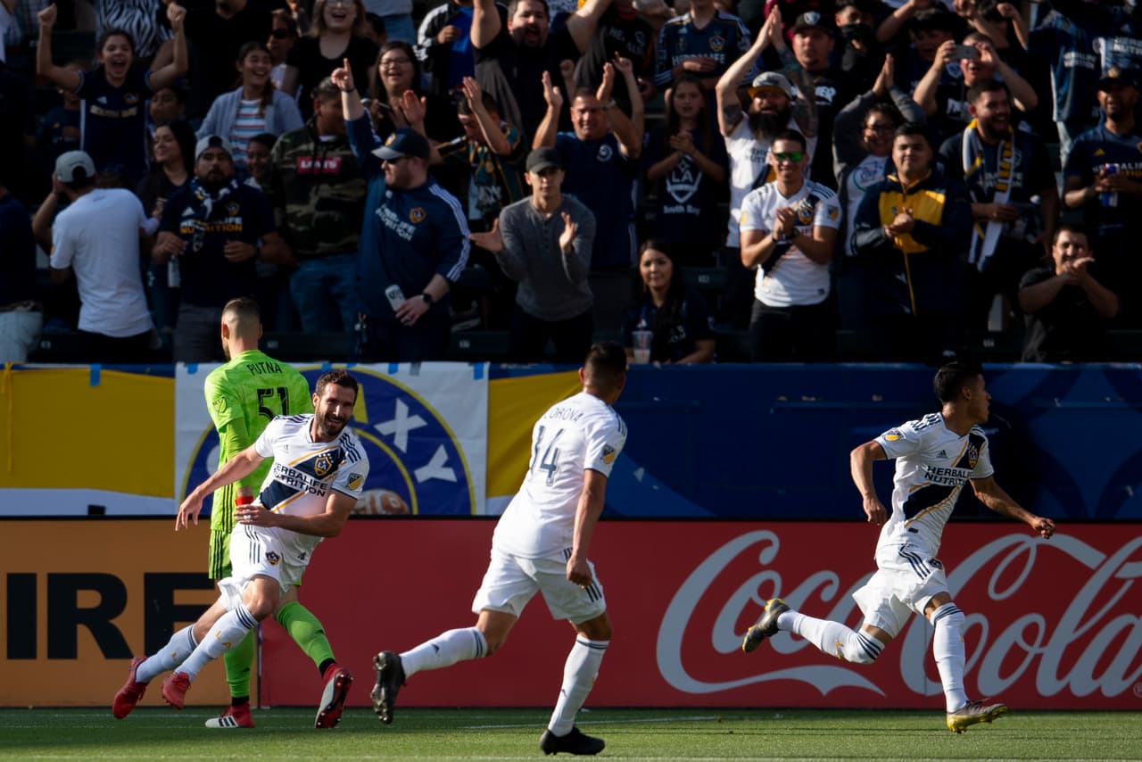 El mexicano Uriel Antuna (derecha) definió con el arco a merced para el 1-0 de LA Galaxy sobre Real Salt Lake en el minuto 16.