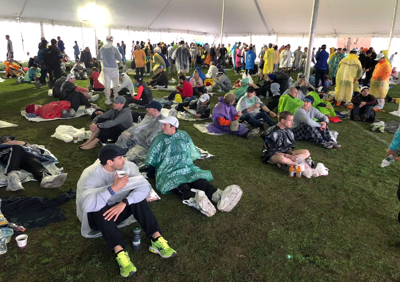 La lluvia fue una inesperada invitada en el Maratón de Boston y obligó a la espera de los participantes en una jornada en la que la seguridad previa estuvo a tope para ofrecer garantías.