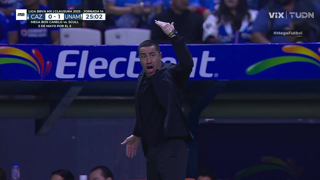 ¡Efraín Juárez le reclama con todo al árbitro!