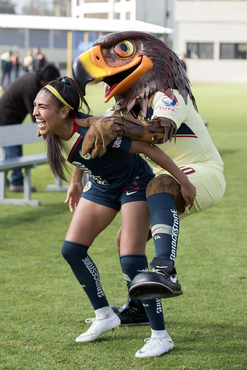 Hasta tiempo para jugar con la mascota tuvieron las jugadoras del América femenil antes de las fotos.