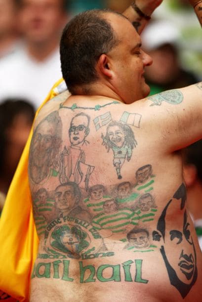 Un seguidor del Celtic muestra sus tatuajes durante el partido de la Copa Wembley entre el Celtic y el Tottenham.