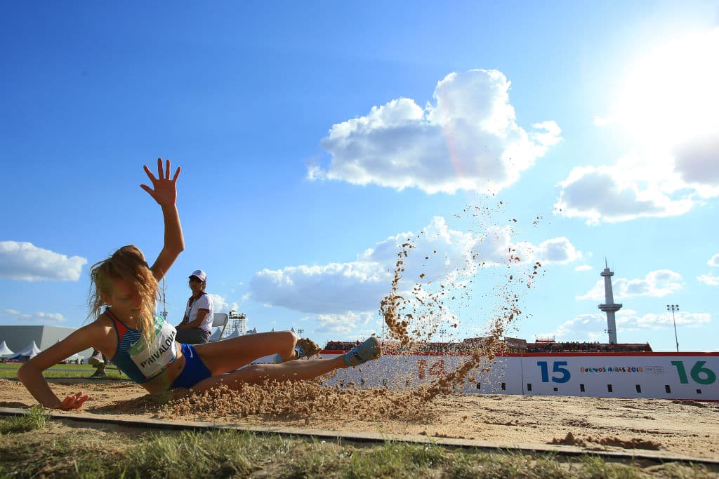 La tarde primaveral bonaerense también dejó esta foto de la rusa Mariya Provalova en el salto triple.
