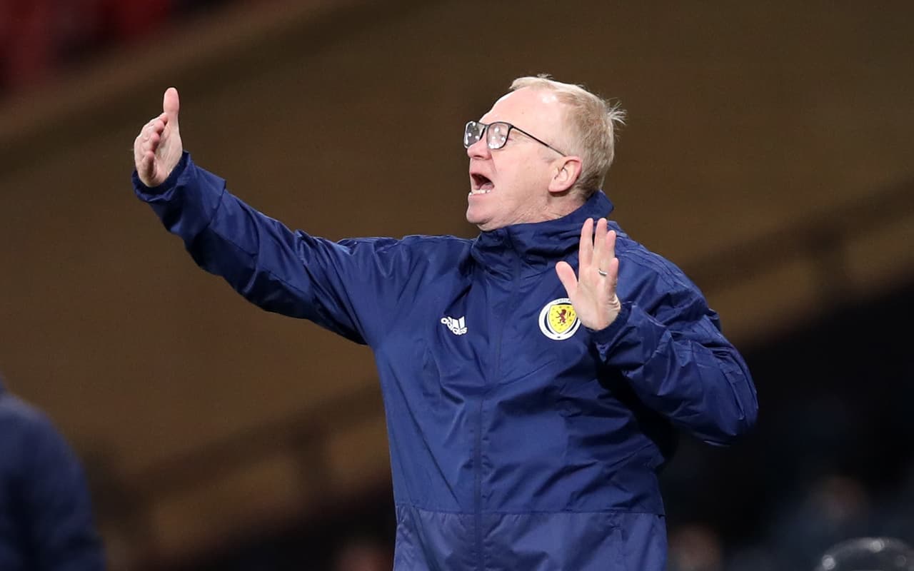 Alex McLeish tuvo que dejar su cargo ante un inicio muy titubeante en las eliminatorias.