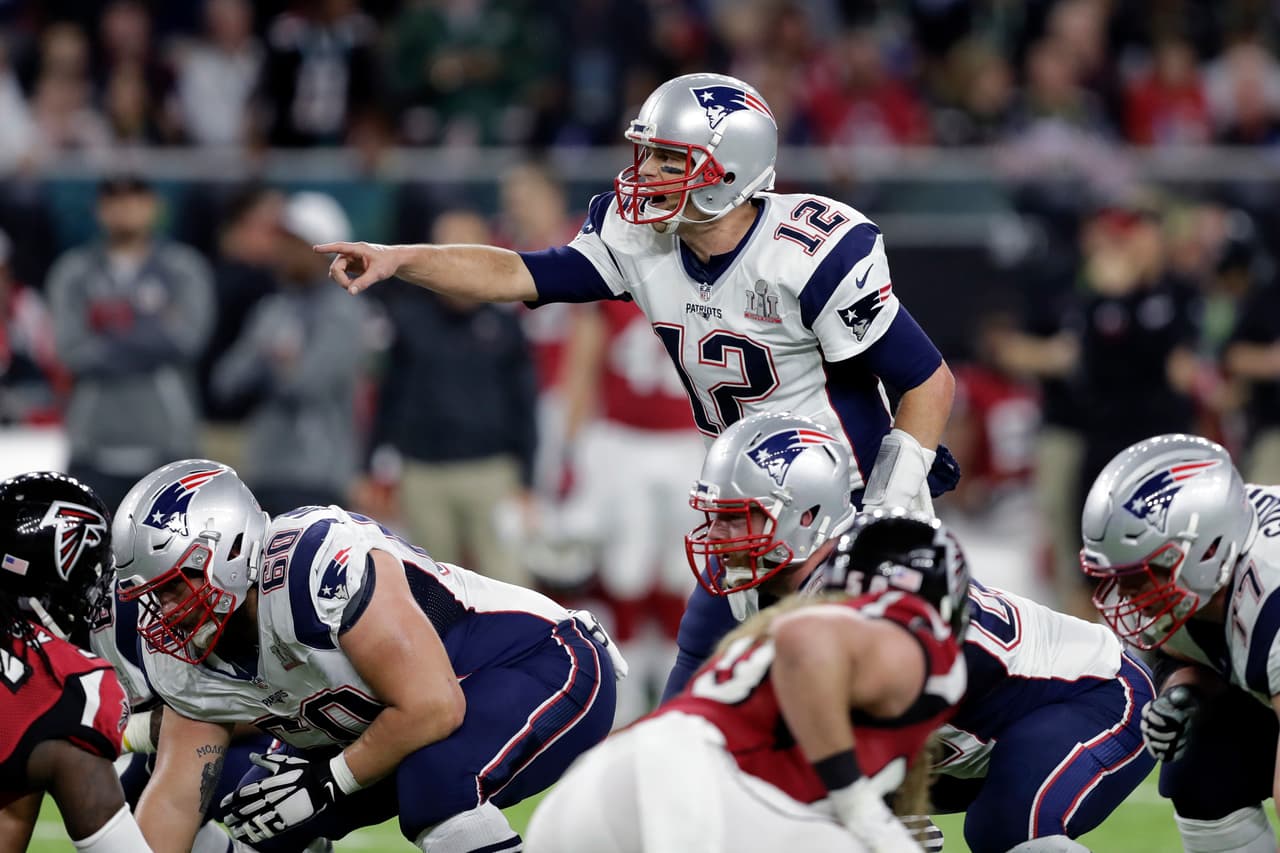 Luego la defensiva de los Patriots hizo una jugada grande al robarle el balón a Devonta Freeman y regresárselo a su quarterback que no desaprovechó el enorme regalo.