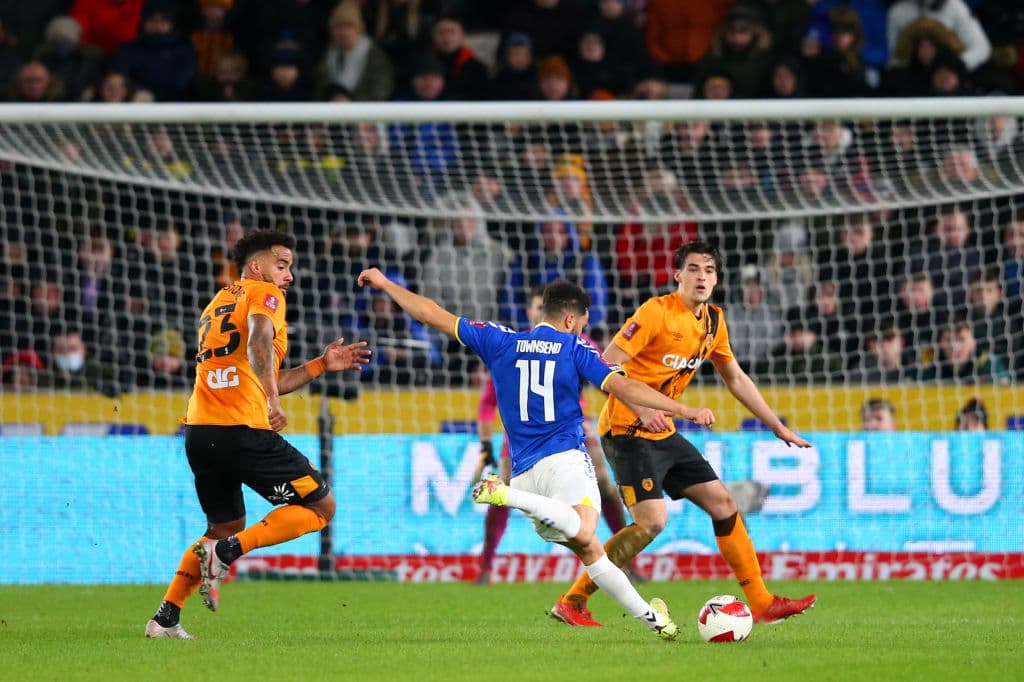 Chelsea golea fácilmente 5-1 al Chestefield, Everton consigue su pase en lso tiempos extras tras vencer 2-3 al Hull City, Leicester pasa por encima 4-1 sobre el Watford y el Newcastle da la sorpresa al caer eliminado 0-1 en su duelo frente al Cambridge United.