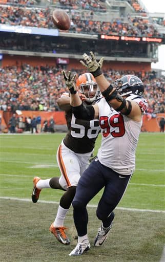 Disfruta algunas de las mejores tomas fuera y dentro de los emparrillados del ala defensiva de los Houston Texans.