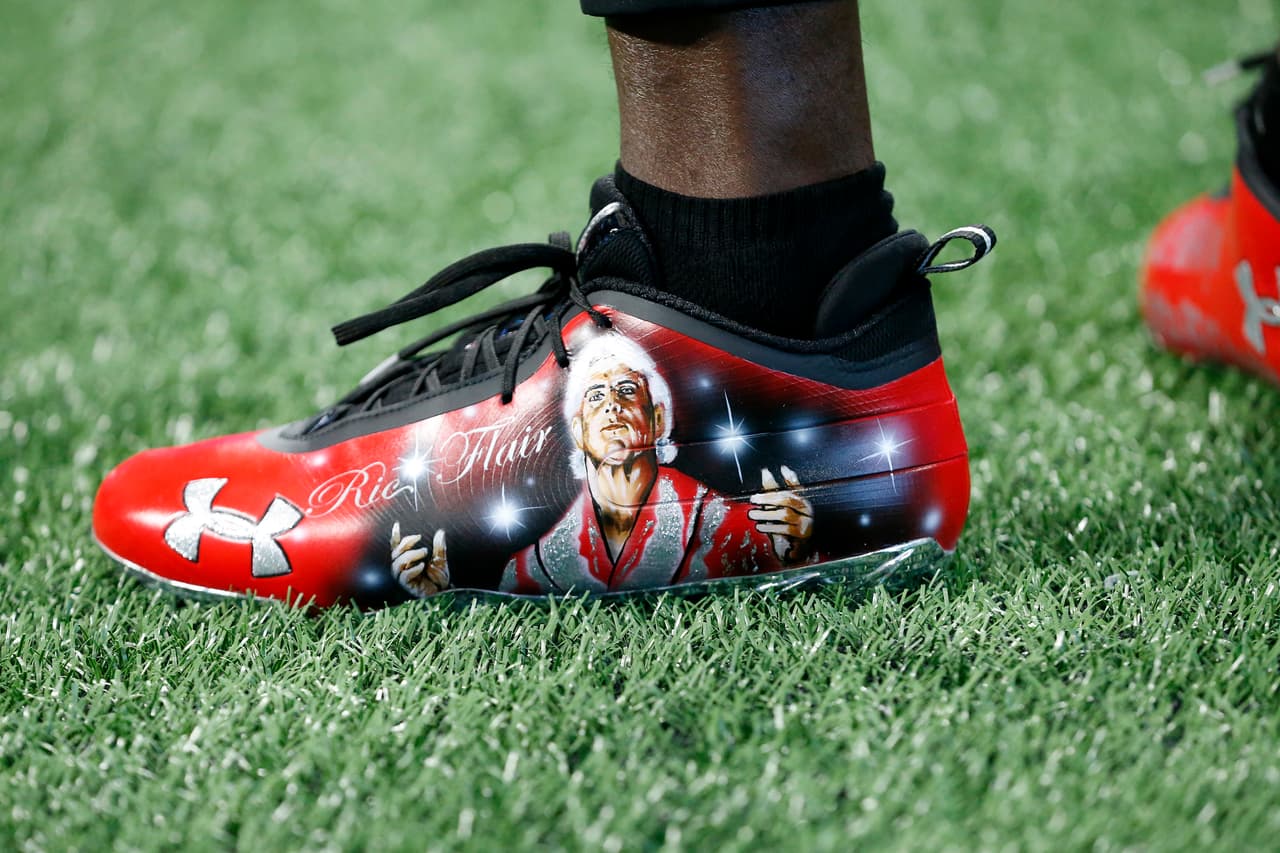 Los vistosos
<i>cleats </i>de Julio Jones durante el calentamiento previo al encuentro Bills vs. Falcons en el Mercedez-Benz Stadium de Atlanta.