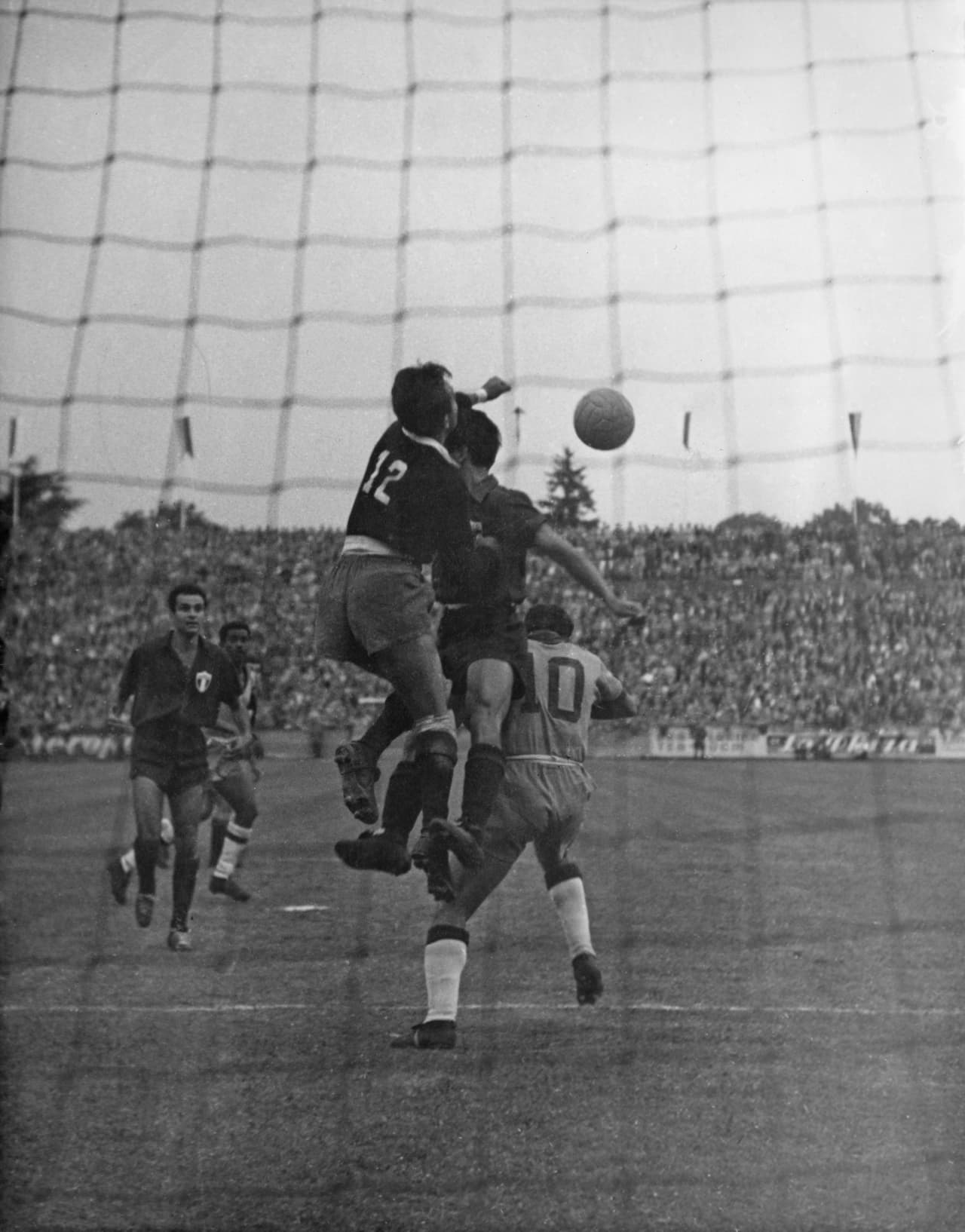 Aunque el 16 de junio de 1954 hubo cuatro partidos disputados en la inauguración, se destacó el triunfo de Brasil 4-0 contra México, donde los suramericanos estrenaron su playera 'verdemarelha'.