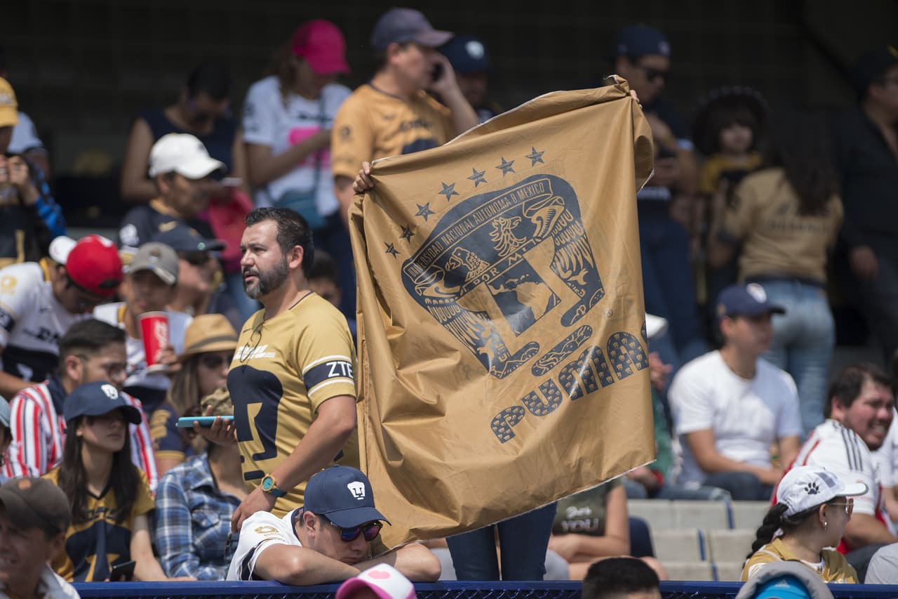 La pasión fluye entre los fanáticos de Pumas UNAM y Chivas de Guadalajara en el duelo de la Jornada 12 en el estadio Olímpico Universitario por el Clausura 2019 de la Liga MX.