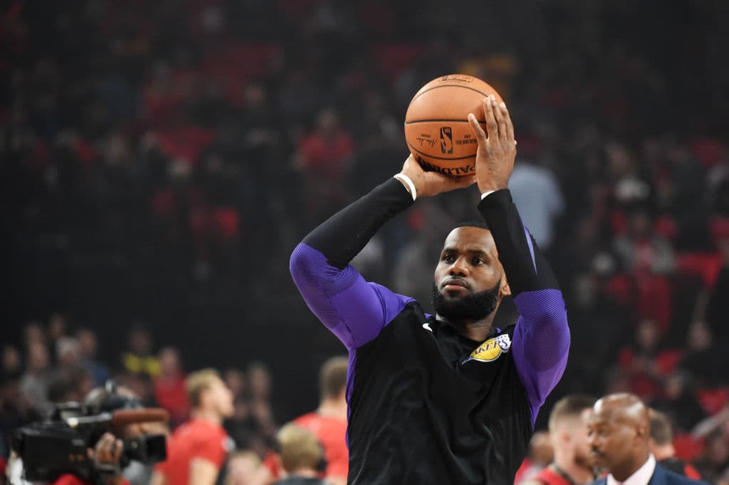 Una gran cantidad de aficionados de los Lakers acudieron a la casa de los Trail Blazers, el MODA Center para ver el debut del King James con su nuevo equipo. Al ser presentado fue ovacionado.